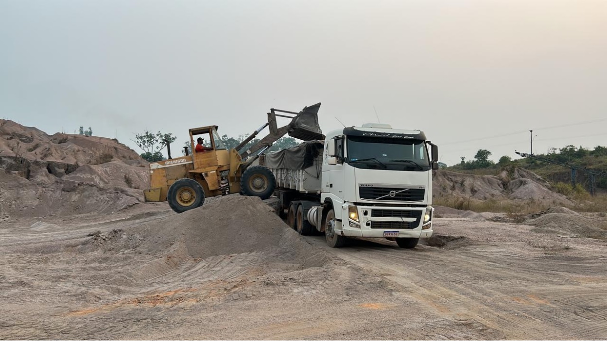 Caminhão e carregadeira