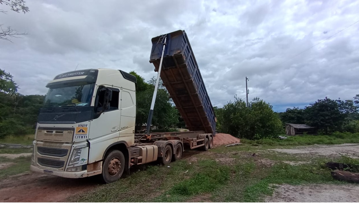 Caminhão descarregando